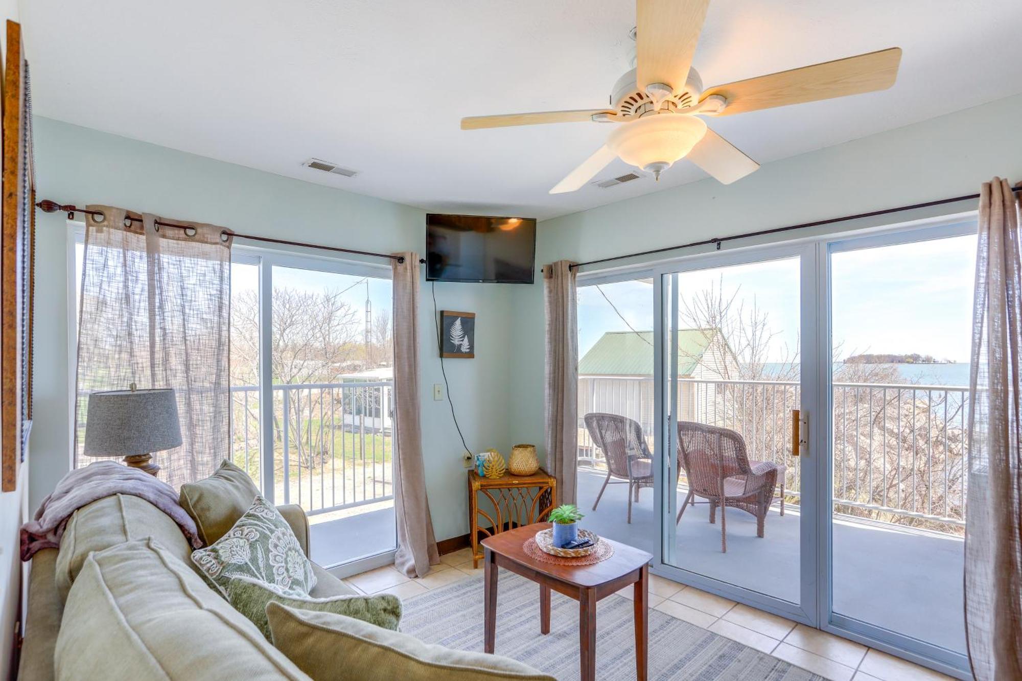 Waterfront Bass Island Retreat With Balcony And Tv Appartement Put-in-Bay Buitenkant foto