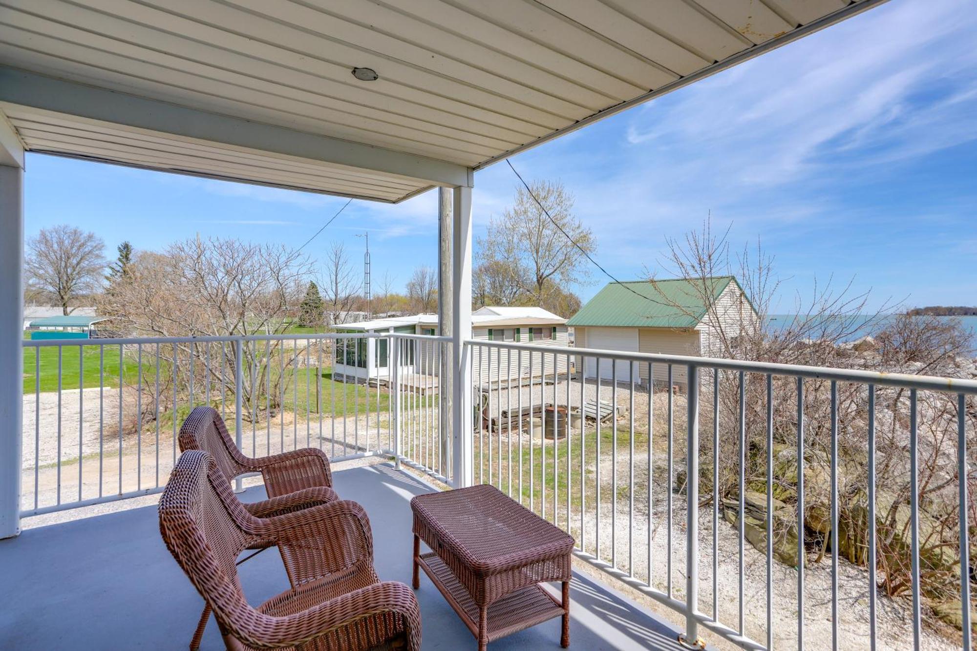 Waterfront Bass Island Retreat With Balcony And Tv Appartement Put-in-Bay Buitenkant foto